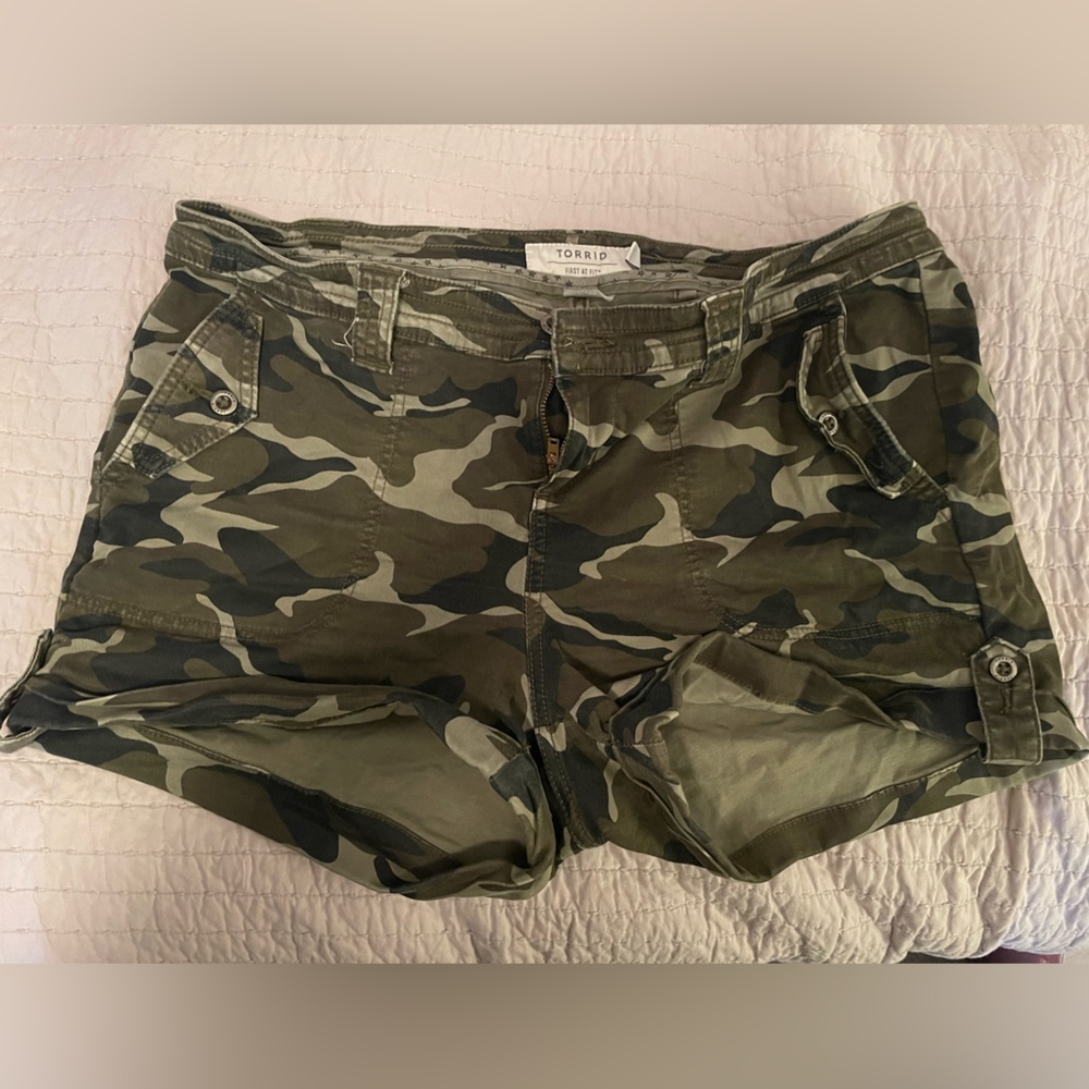 Torrid army camouflage shorts size 14